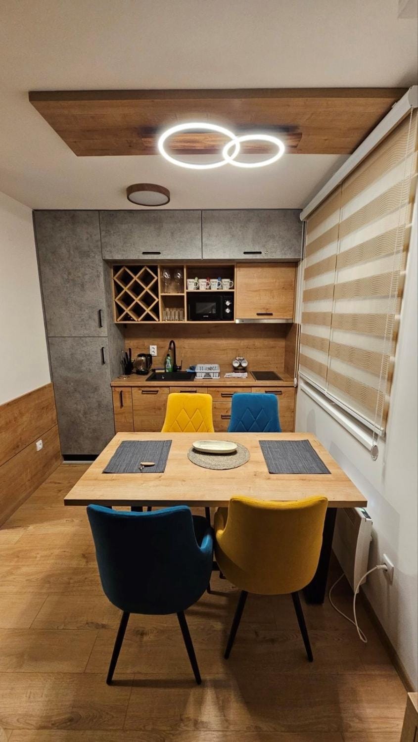 Kitchen or kitchenette, Dining area