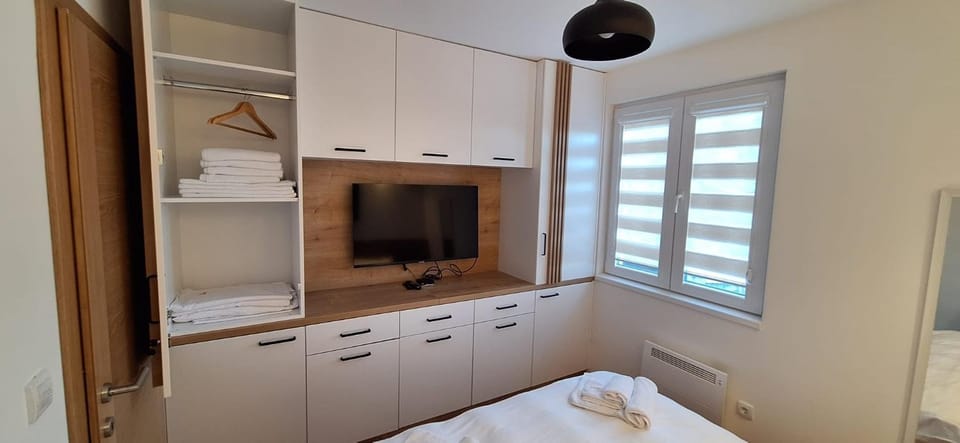 Bed, TV and multimedia, Bedroom, wardrobe