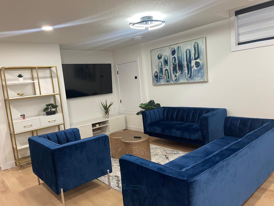 Communal lounge/ TV room, TV and multimedia, Living room, Seating area, Evening entertainment, air conditioner