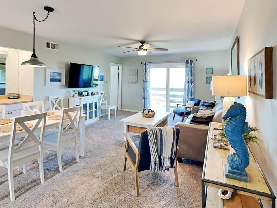 TV and multimedia, Living room, Seating area, Dining area, Sea view, furniture