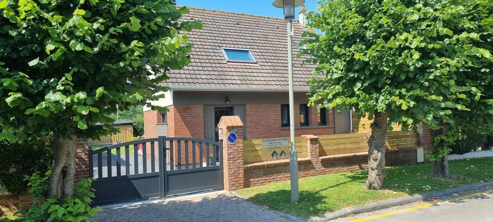 Property building, Spring, Day, Neighbourhood, Garden, Garden, Garden view, Street view
