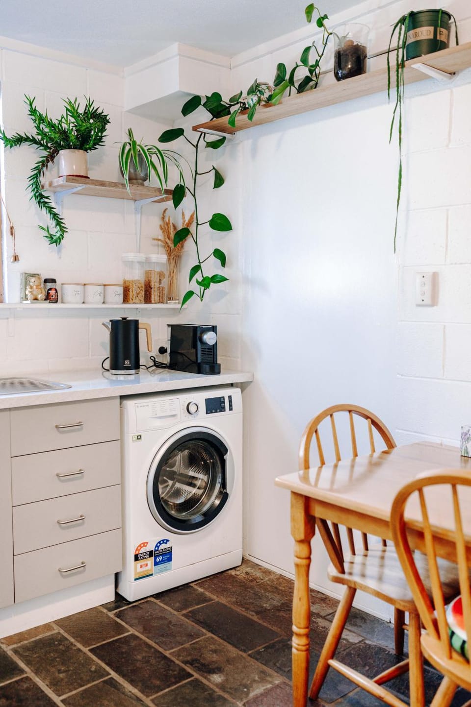 Kitchen or kitchenette, washing machine