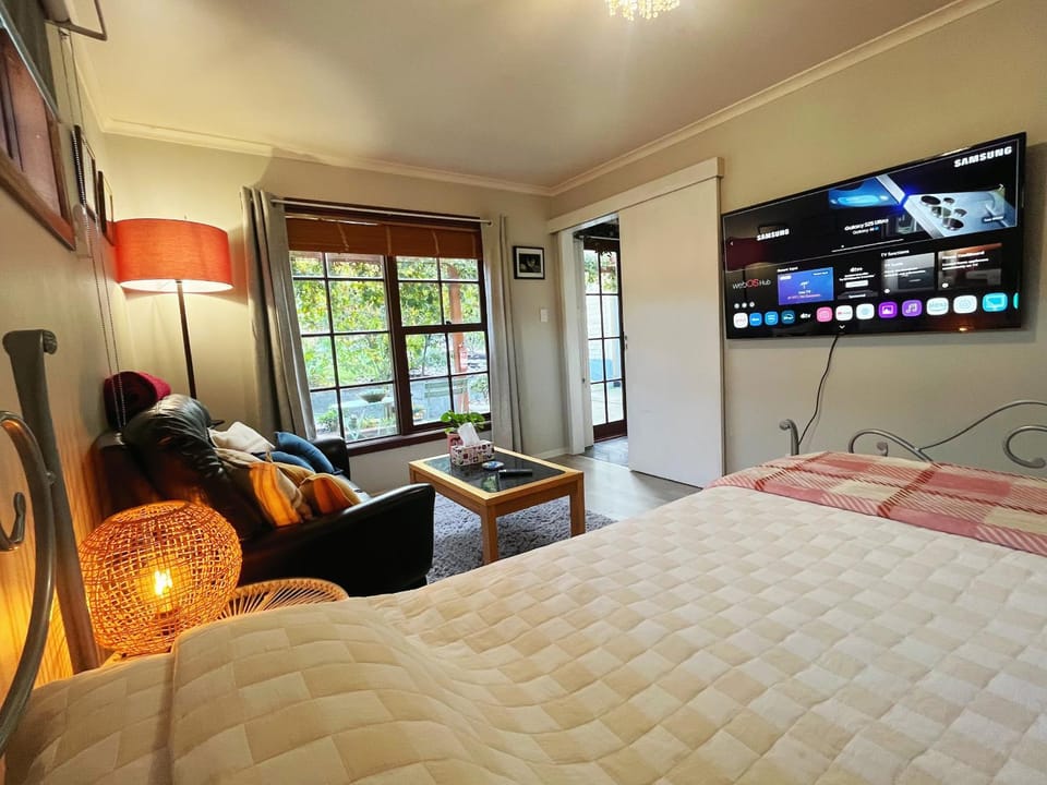 Sunny Garden Home - Massage Chair - Near Beach & CBD Apartment in Tasmania