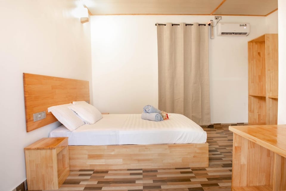 Bed, towels, air conditioner