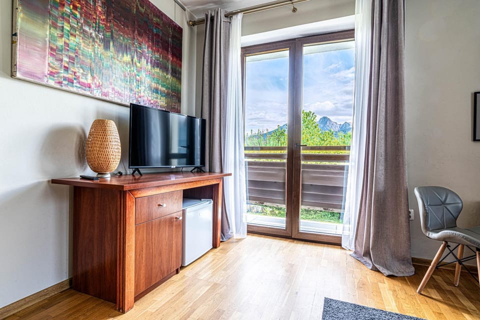 Communal lounge/ TV room, TV and multimedia, Living room, Seating area