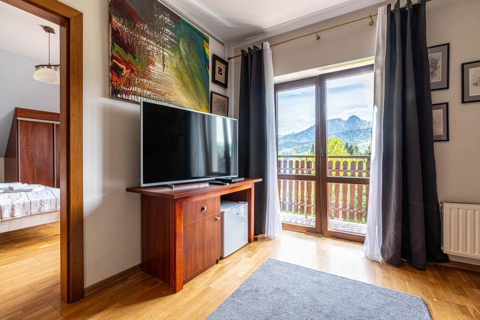 Communal lounge/ TV room, Natural landscape, TV and multimedia, Photo of the whole room, Bedroom, Mountain view