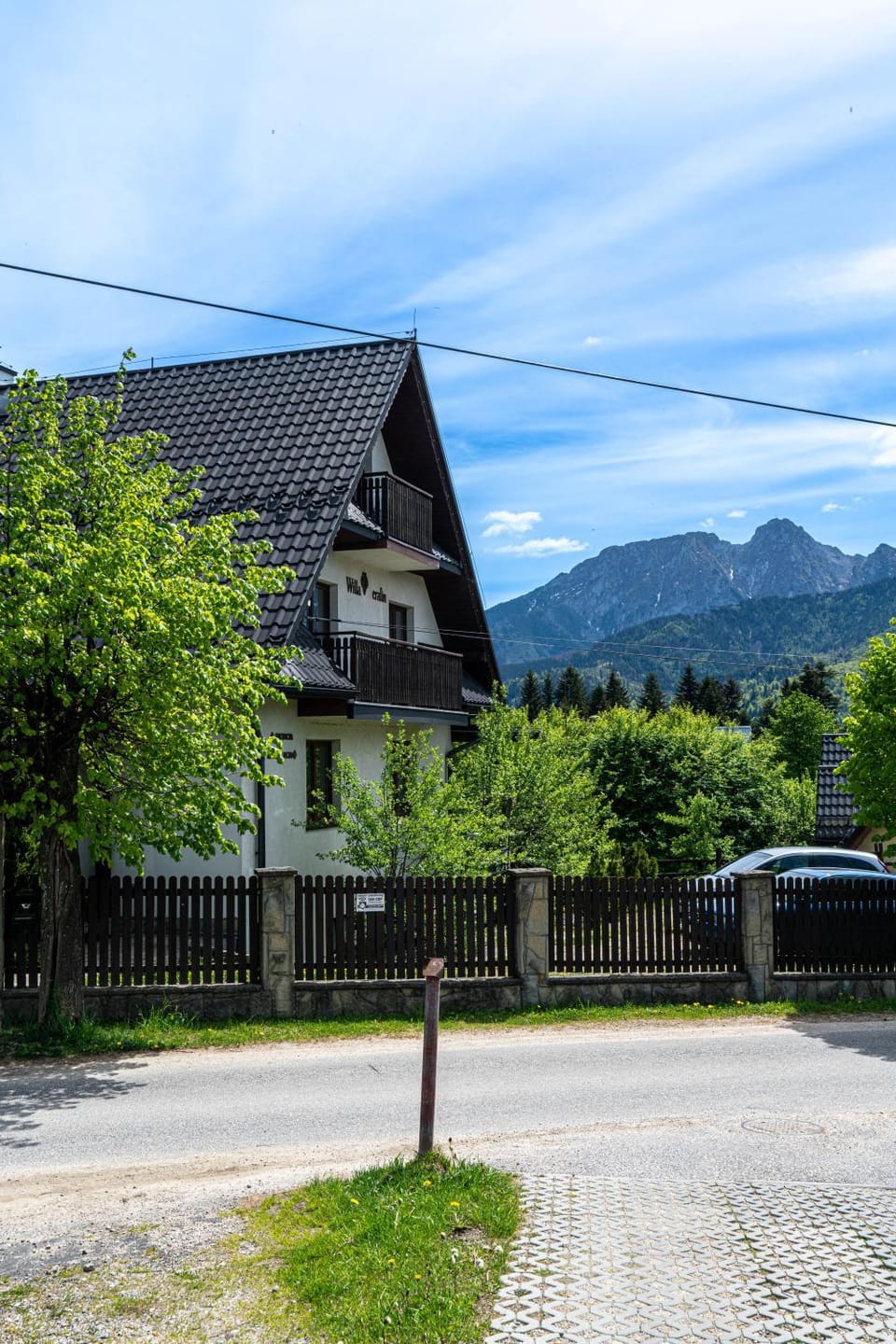 Property building, Spring, Day, Neighbourhood, Natural landscape, Mountain view, Parking