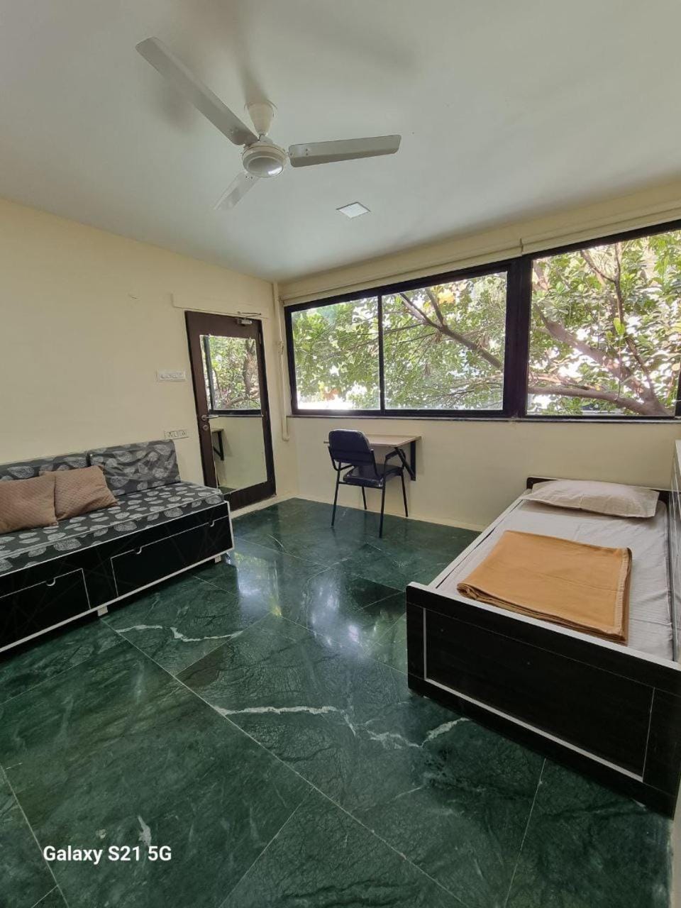 Bed, Living room, Photo of the whole room, Bedroom, fireplace