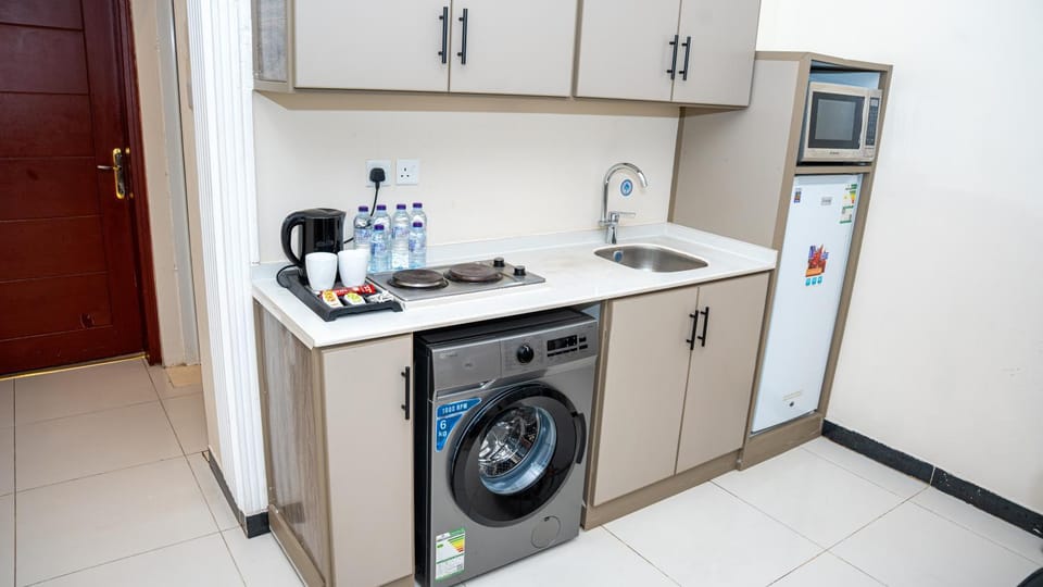 Kitchen or kitchenette, minibar, oven, stove, washing machine