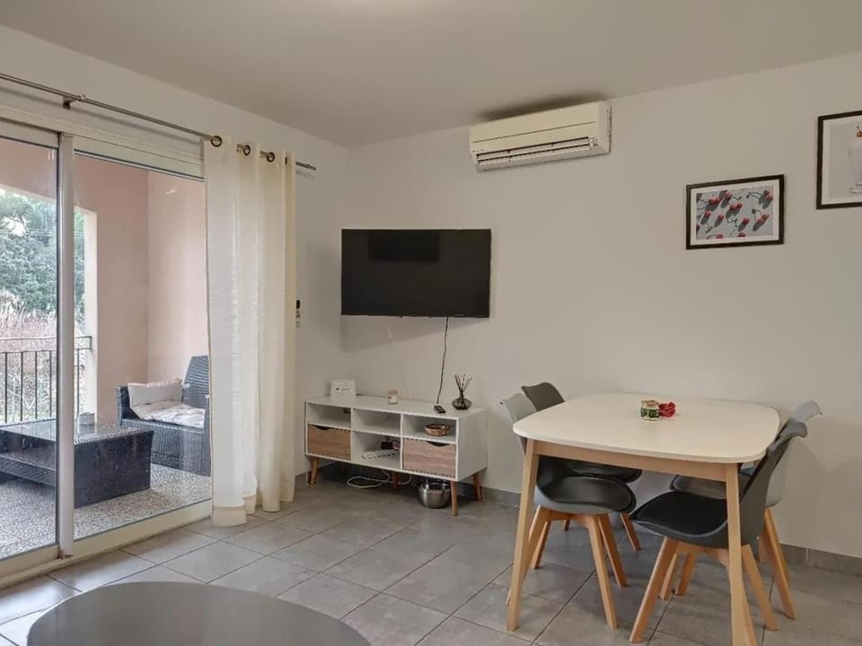 Appartement T2 avec terrasse sud Apartment in Rochefort-du-Gard