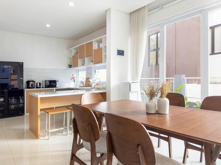 Kitchen or kitchenette, Dining area