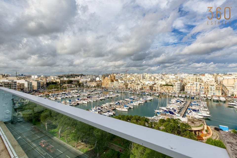 Property building, Nearby landmark, Day, Natural landscape, Bird's eye view, View (from property/room), Balcony/Terrace, City view, Lake view, River view, Sea view