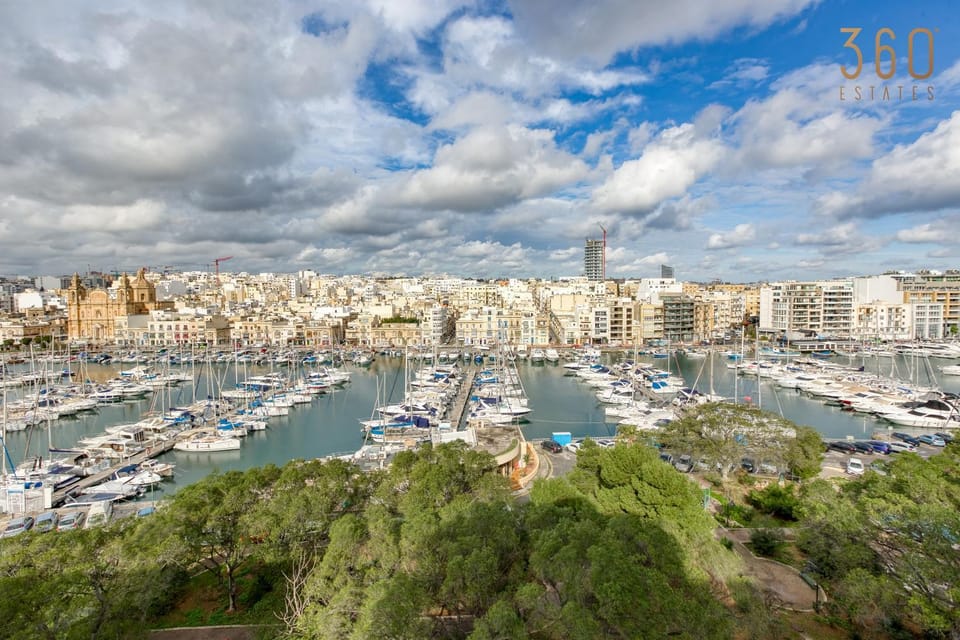 Property building, Nearby landmark, Day, Natural landscape, Activities, Bird's eye view, City view, Lake view, River view, Sea view