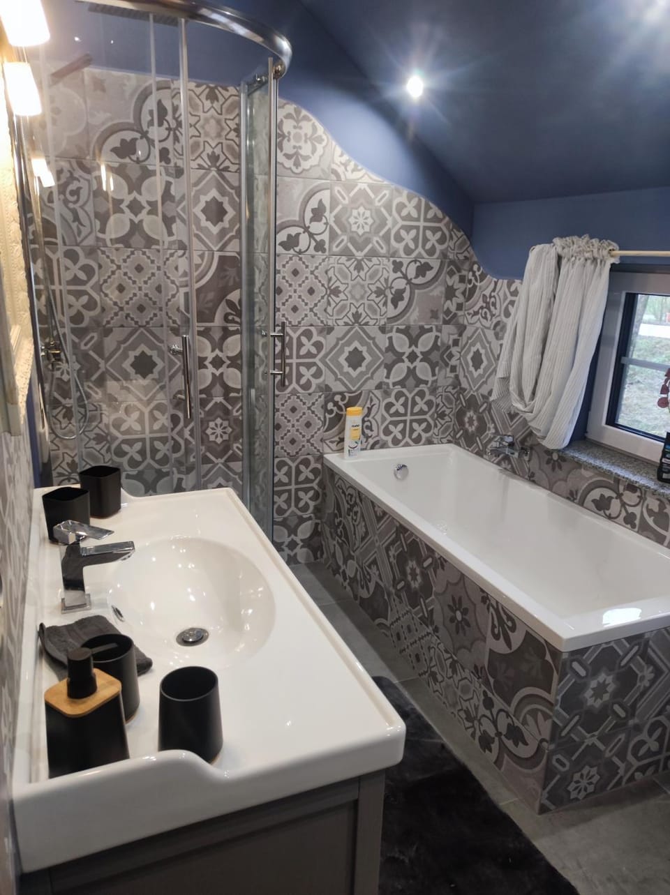 Bathroom, Bath, towels