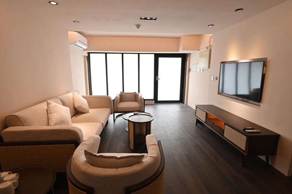 Communal lounge/ TV room, Living room, Seating area