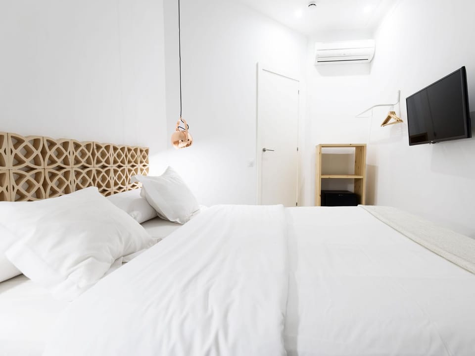 Photo of the whole room, Bedroom