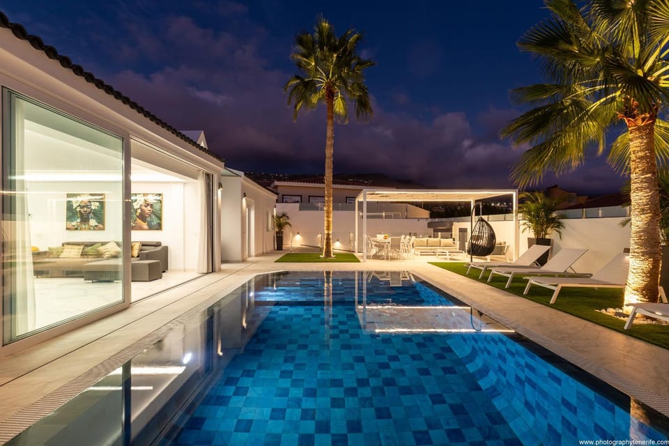 Night, Pool view, Swimming pool, sunbed