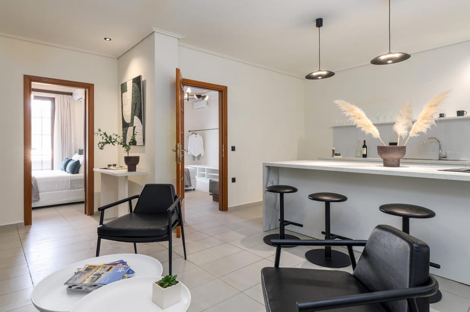 Kitchen or kitchenette, Living room, Seating area, Dining area