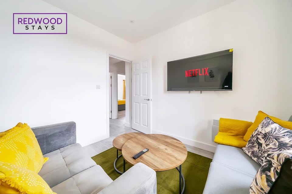 Living room, Seating area, Evening entertainment