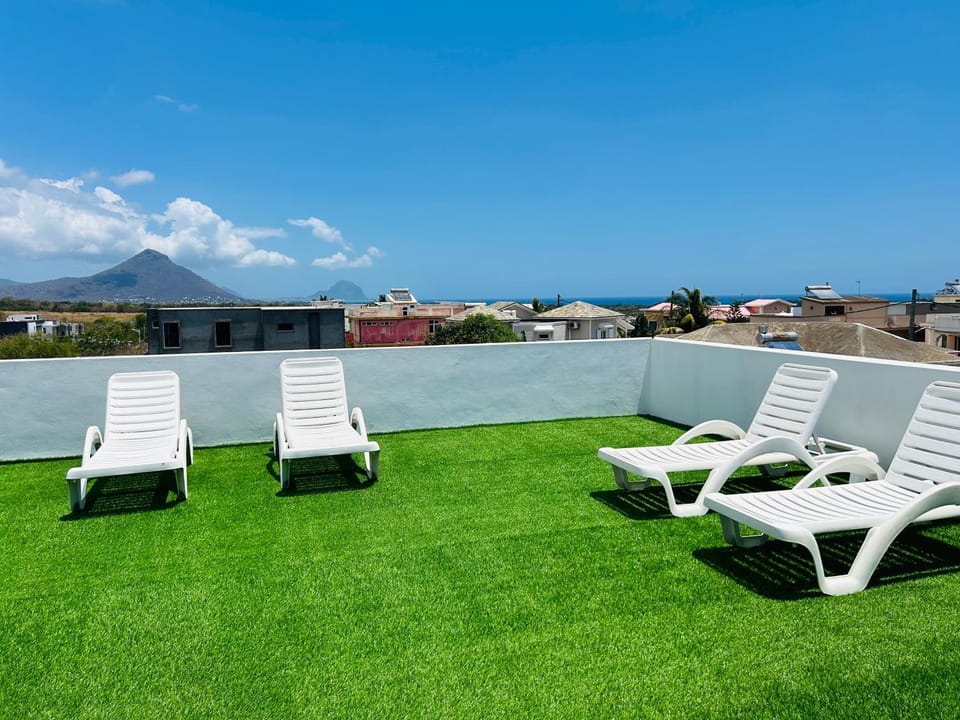Amazing Sunset view rooftop. Villa in Flic en Flac