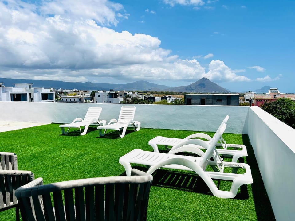 Amazing Sunset view rooftop. Villa in Flic en Flac