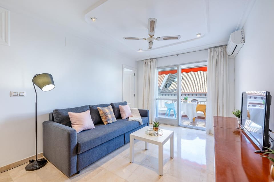 797 HOLIDAY RENTALS- Renovado piso en el paseo maritimo fuengirola Apartment in Fuengirola
