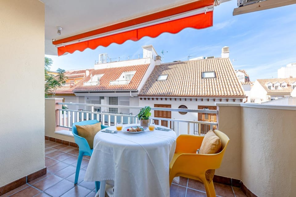 797 HOLIDAY RENTALS- Renovado piso en el paseo maritimo fuengirola Apartment in Fuengirola