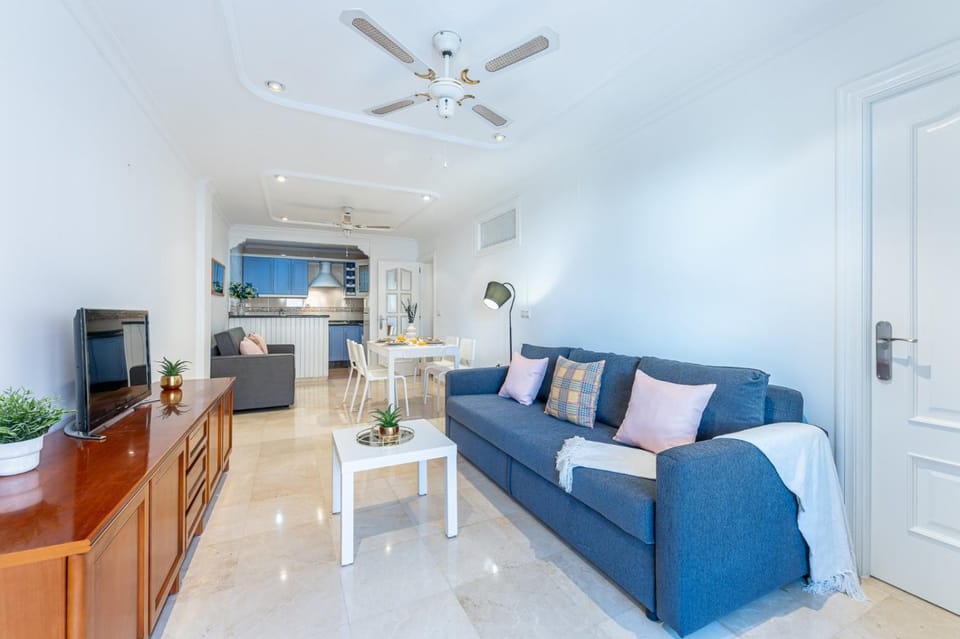 797 HOLIDAY RENTALS- Renovado piso en el paseo maritimo fuengirola Apartment in Fuengirola