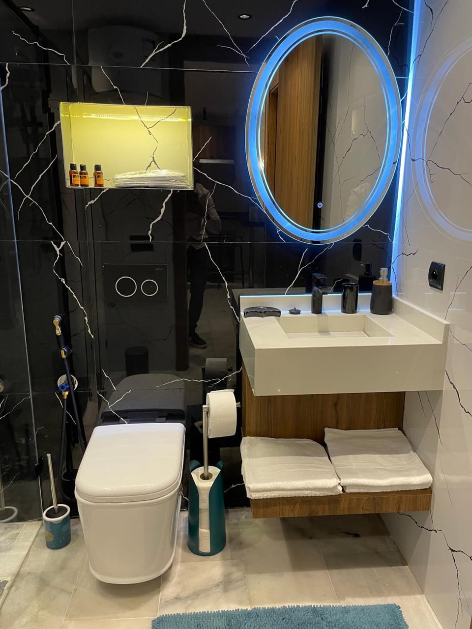 Shower, Toilet, Bathroom, towels
