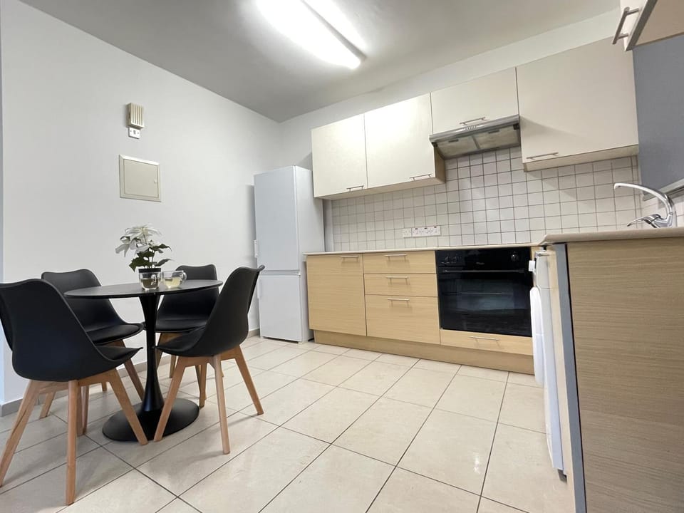 Kitchen or kitchenette, Dining area, pet friendly, stove