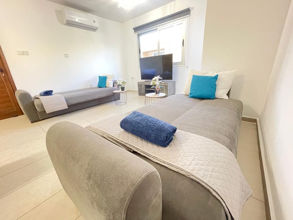 Bed, Living room, Photo of the whole room, Seating area, towels, air conditioner