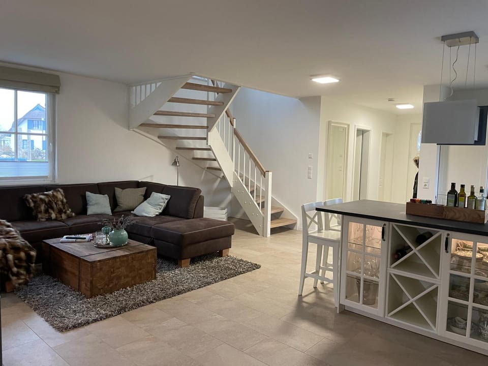 Kitchen or kitchenette, Living room, Seating area, Dining area