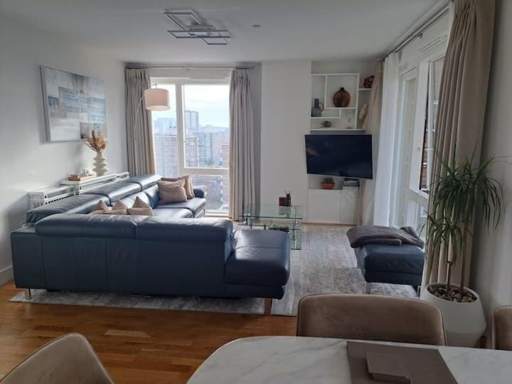 Communal lounge/ TV room, TV and multimedia, Living room, Seating area