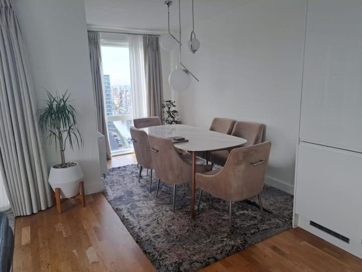 Seating area, Dining area