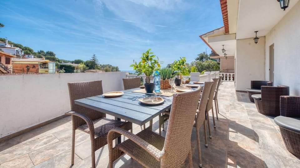 Property building, Balcony/Terrace, Living room