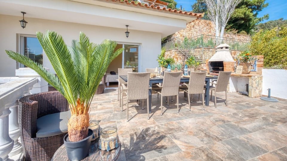 Property building, Balcony/Terrace, Living room