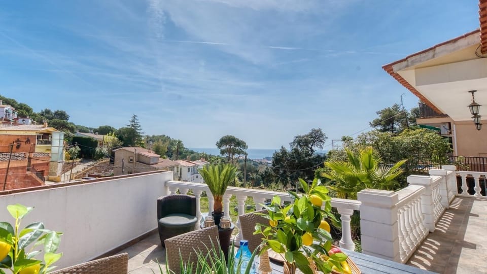Property building, Balcony/Terrace, Living room