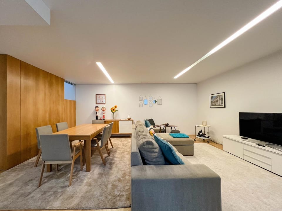 Communal lounge/ TV room, TV and multimedia, Living room, Seating area, Dining area