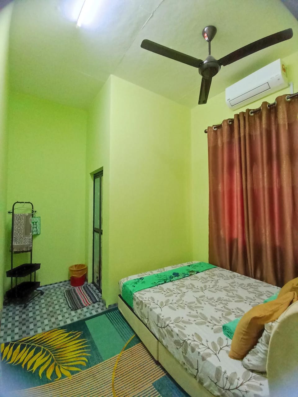 Bedroom, fireplace, air conditioner
