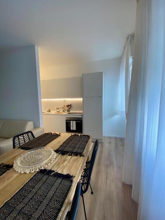 TV and multimedia, Kitchen or kitchenette, Living room, Seating area, Dining area