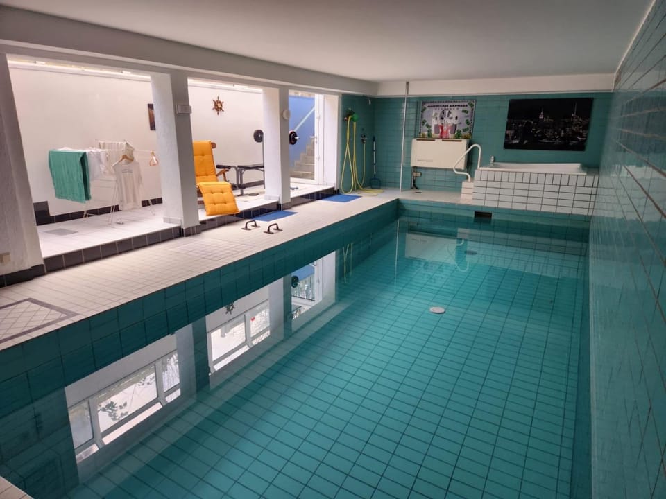 Villa Casa Blanca mit Privatem Schwimmbad 26 grad und Sauna Apartment in Duisburg