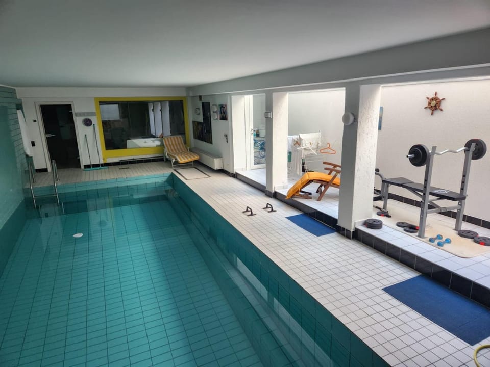 Villa Casa Blanca mit Privatem Schwimmbad 26 grad und Sauna Apartment in Duisburg