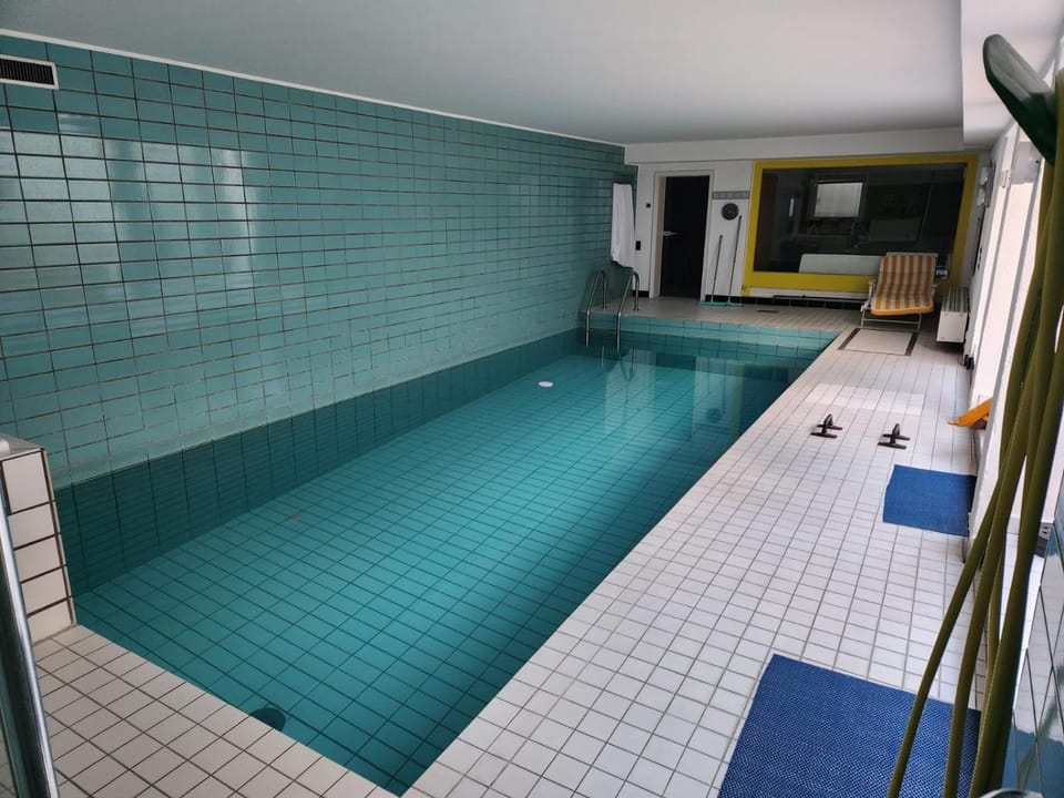 Villa Casa Blanca mit Privatem Schwimmbad 26 grad und Sauna Apartment in Duisburg
