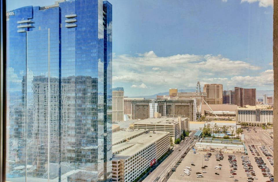 No Resort Fee - Strip Views, Pools & Parking Apartment in Las Vegas Strip