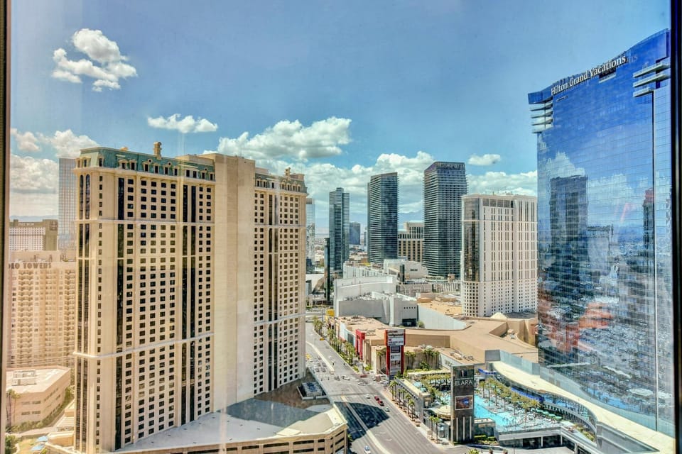 No Resort Fee - Strip Views, Pools & Parking Apartment in Las Vegas Strip