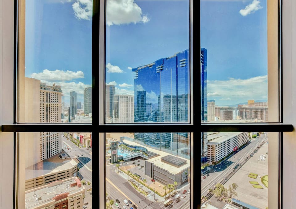 No Resort Fee - Strip Views, Pools & Parking Apartment in Las Vegas Strip