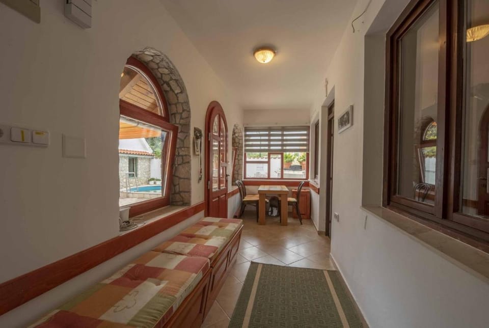 Seating area, Dining area