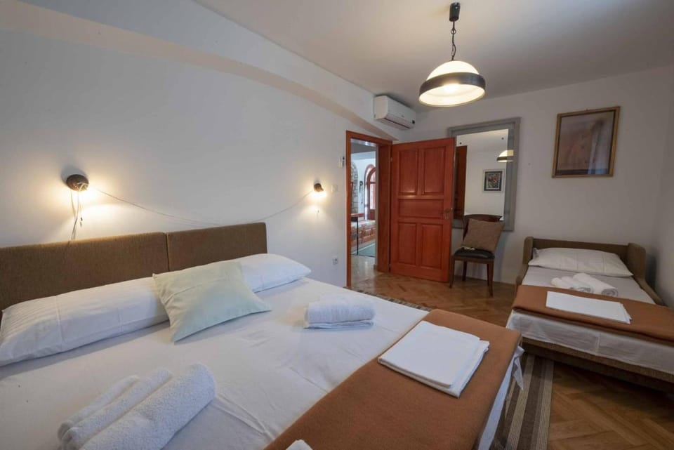 Bed, Bedroom, towels