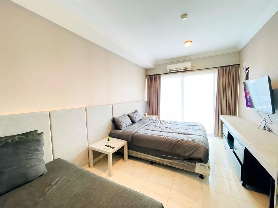 Bed, TV and multimedia, Photo of the whole room, Seating area, Bedroom