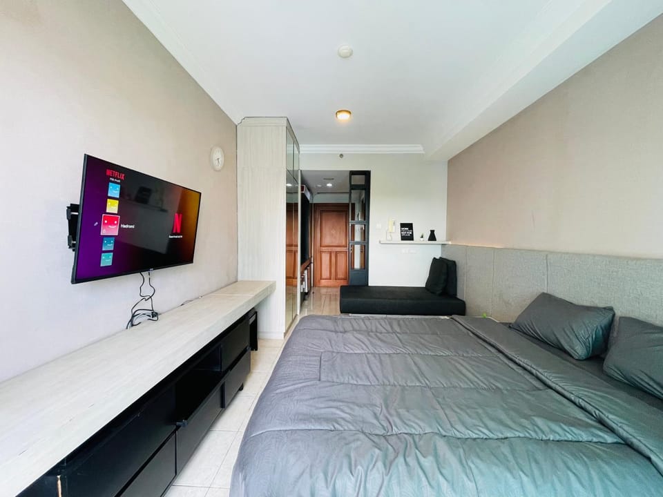 Bed, TV and multimedia, Living room, Photo of the whole room, Seating area, Bedroom